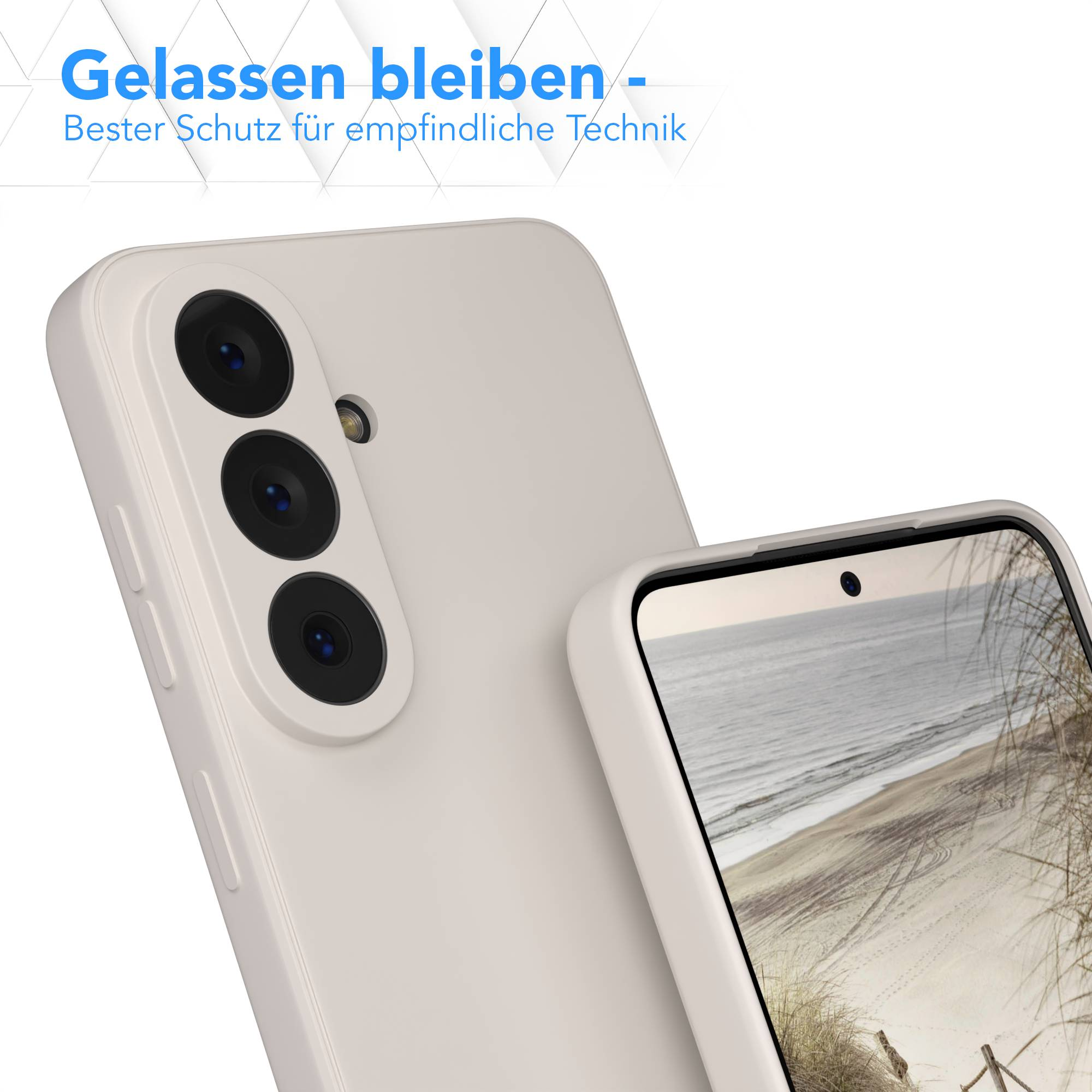Ein hellbeiges Smartphone mit drei Kameras und einer Strandansicht auf dem Display.
