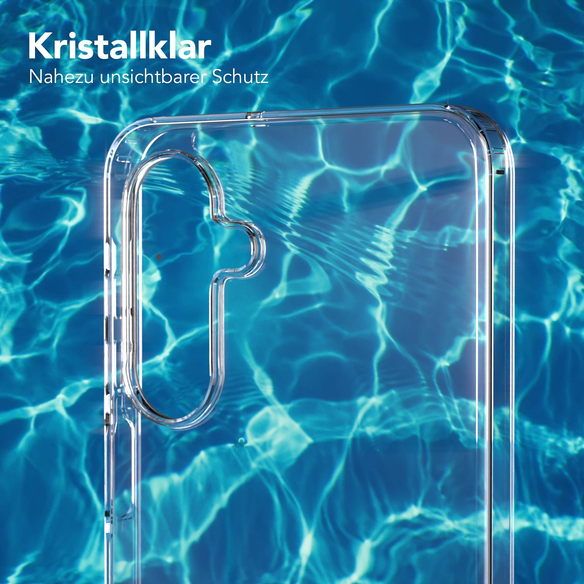 Eine durchsichtige Handyhülle liegt auf blauem, plätscherndem Wasser.