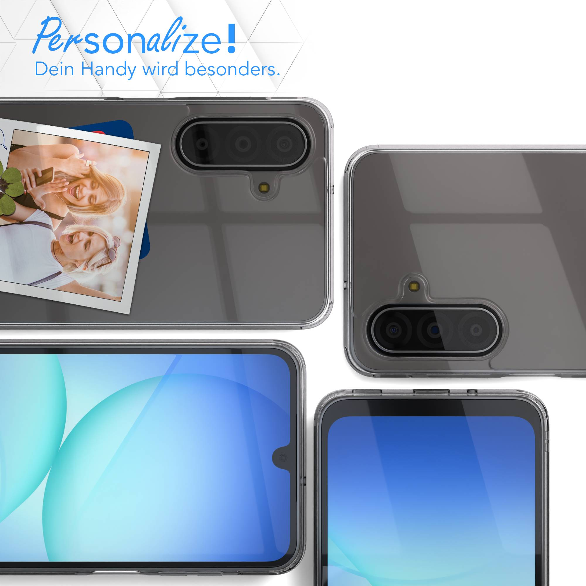 Vier Smartphone-Rückseiten mit transparenten Hüllen und Fotos. Blaue Hintergründe.