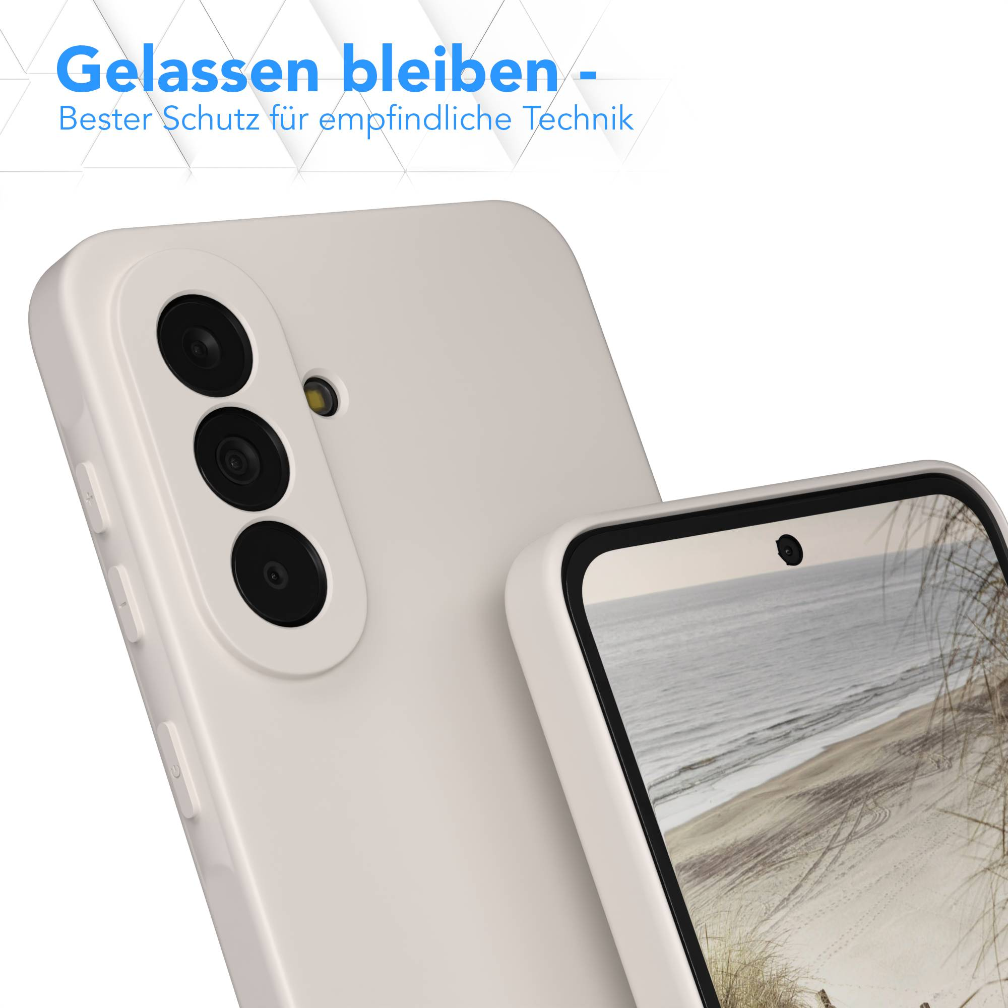 Ein hellbeiges Smartphone mit dreifacher Kamera und einem Strandmotiv auf dem Bildschirm.