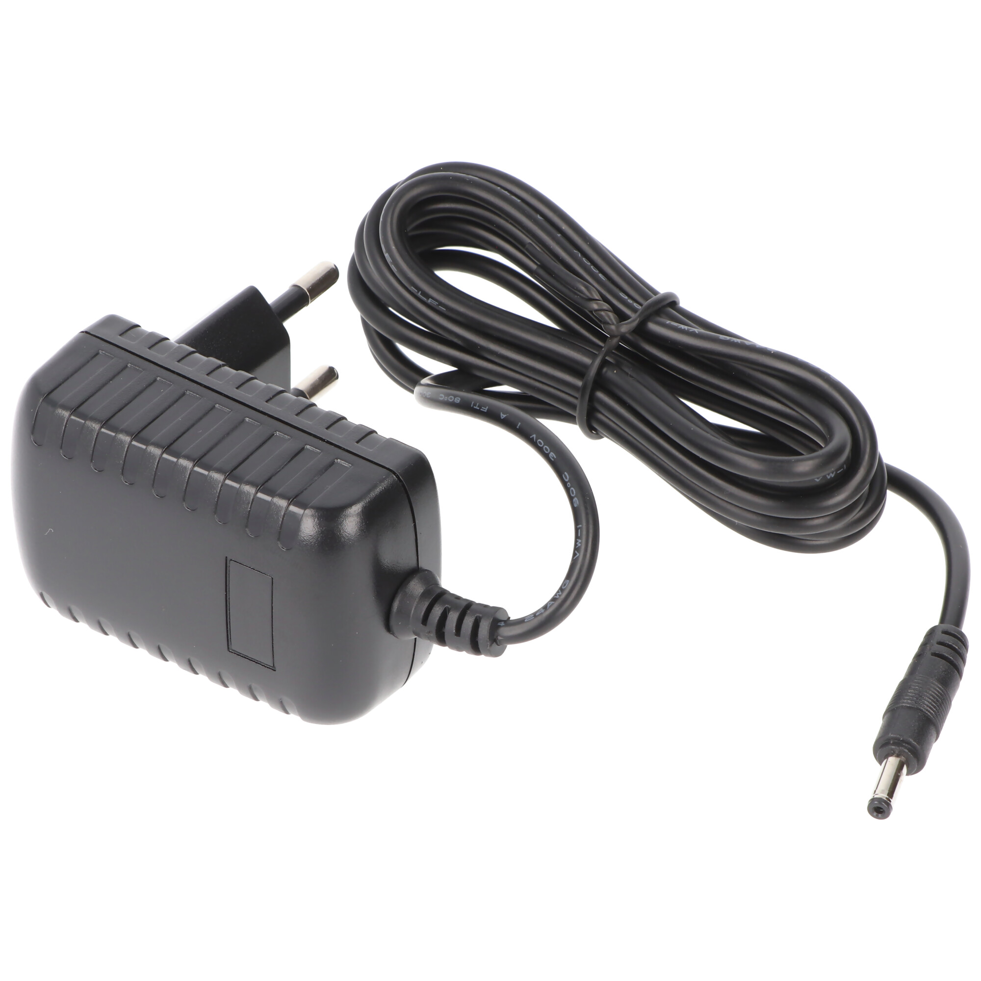 Schwarzes Netzteil mit Kabel und Stecker auf weißem Hintergrund.