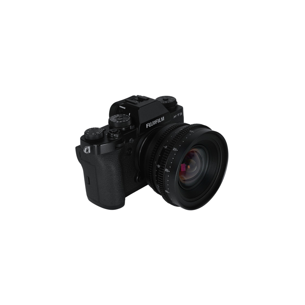 Een zwarte Fujifilm X-T3 camera met lens, geïsoleerd op witte achtergrond.