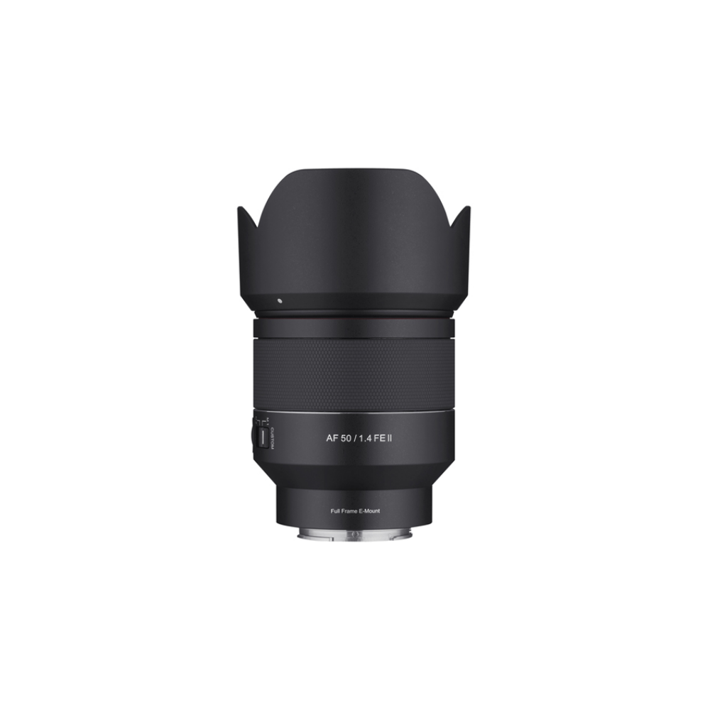 Eine schwarze Kameraobjektiv mit Sonnenblende, beschriftet mit AF 50/1.4 FE II.