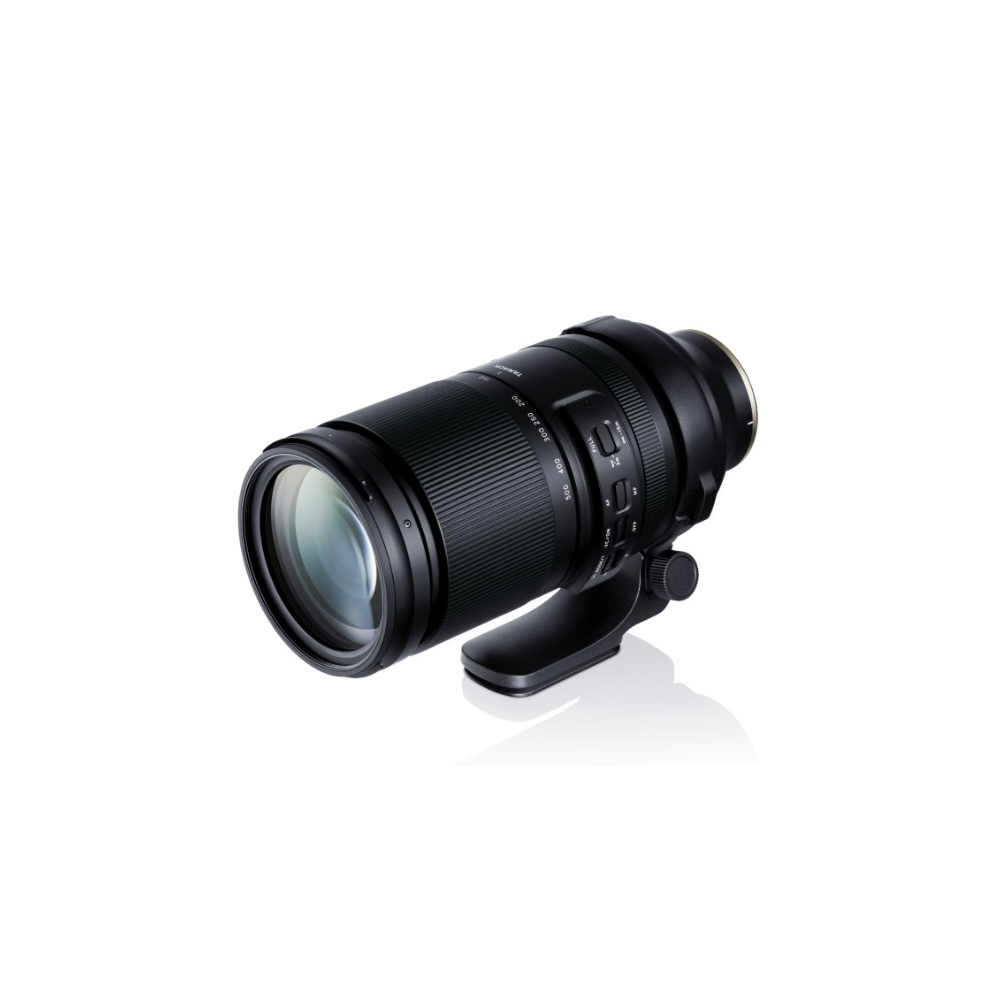 Een zwarte cameralens met zoomring en statiefkraag op een witte achtergrond.