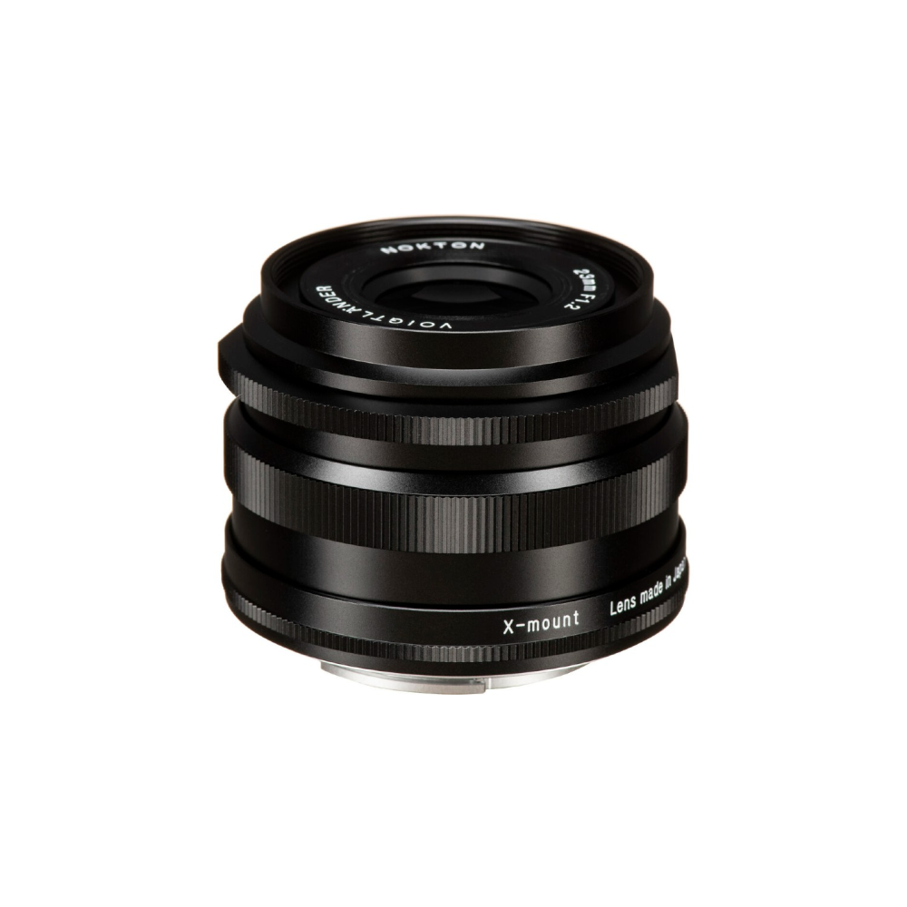 Schwarzes Voigtländer Nokton 25mm F1.2 Objektiv mit X-Mount und "Lens made in Japan" Beschriftung.
