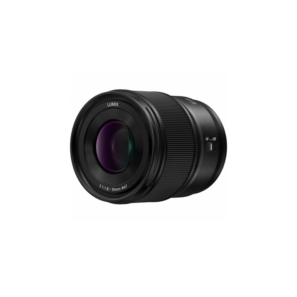 Ein schwarzes Lumix Objektiv mit 35mm 1:1.8 und 67mm Filtergewinde.