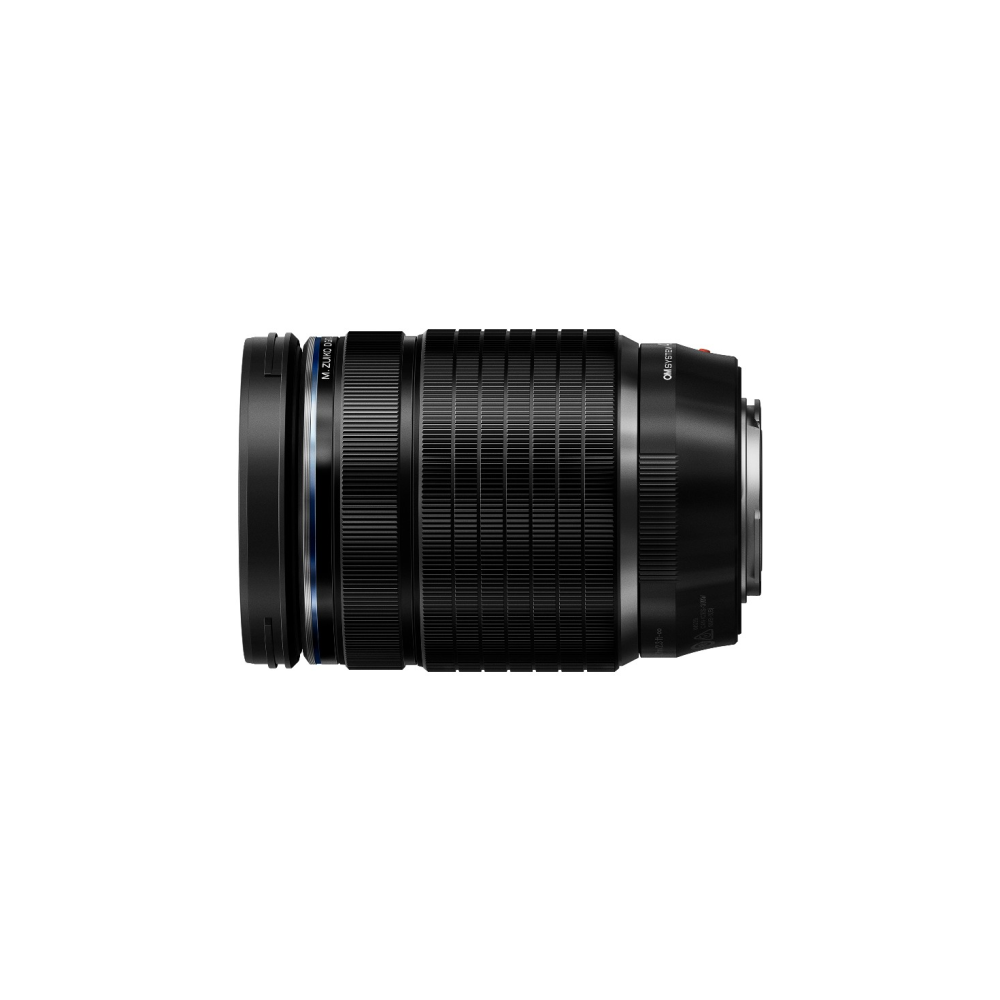 Ein schwarzes Kameraobjektiv mit silbernen Ringen und Beschriftungen auf weißem Hintergrund.