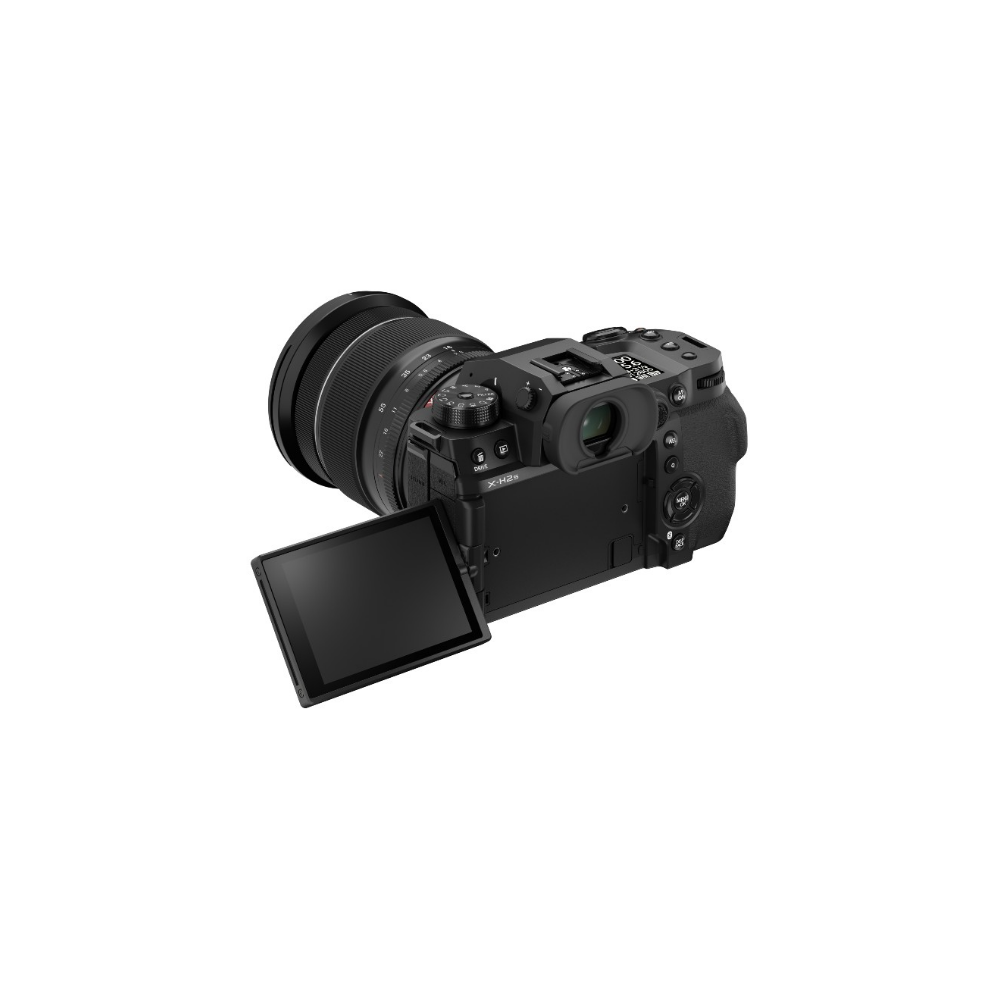 Een zwarte digitale camera met lens en uitklapscherm.