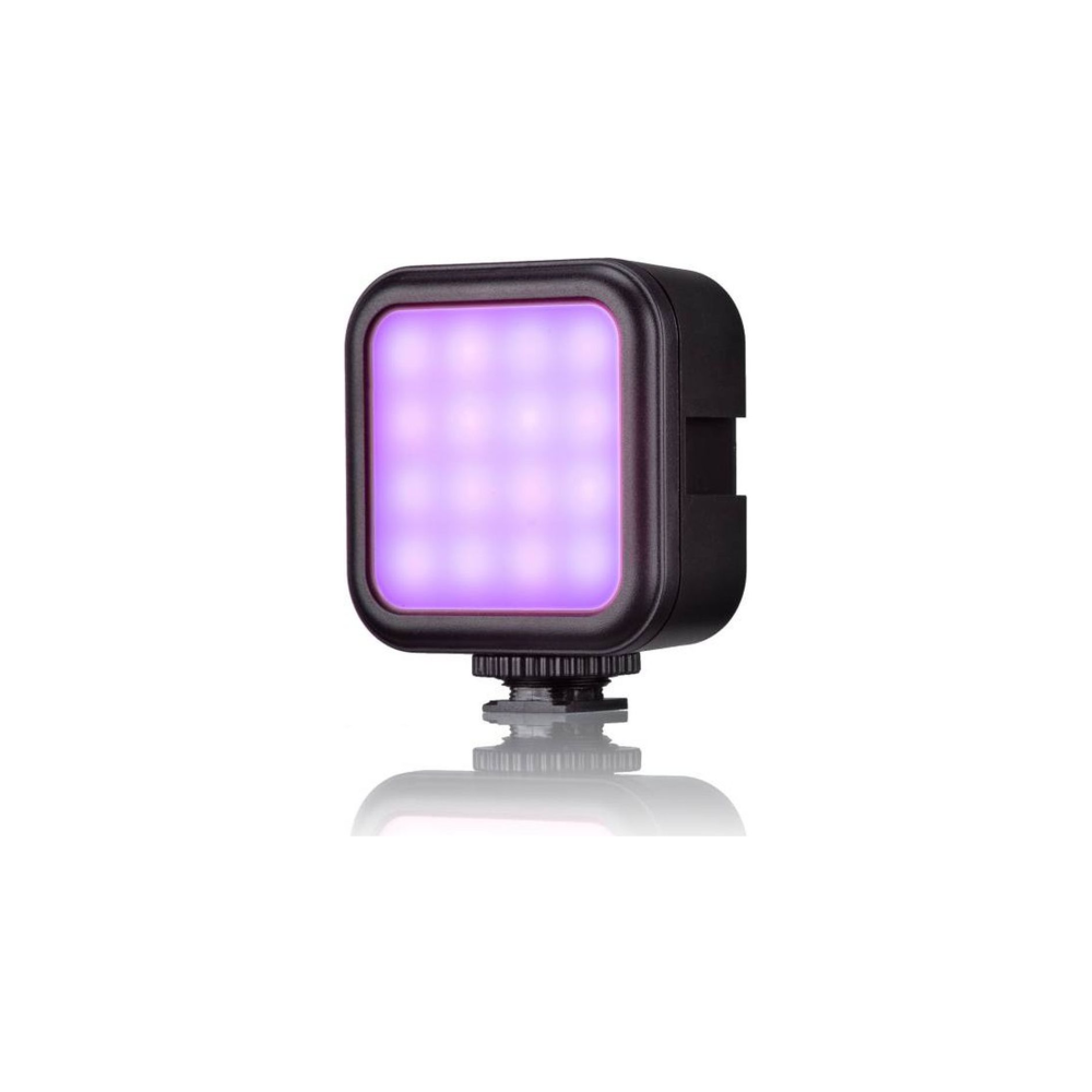 Een klein, vierkant, zwart LED-lampje met een paarse gloed.