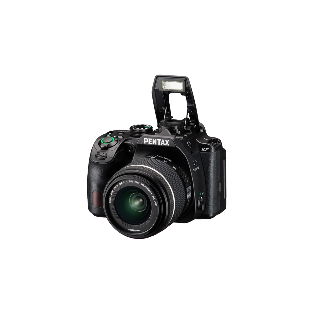 Zwarte Pentax DSLR-camera met omhooggeklapte flitser en 18-55mm lens.