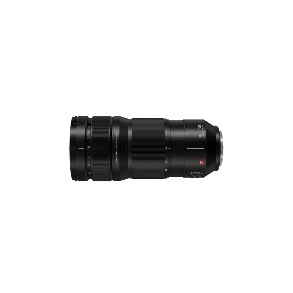 Un obiettivo della fotocamera nero con zoom 70-200mm è mostrato su sfondo bianco.