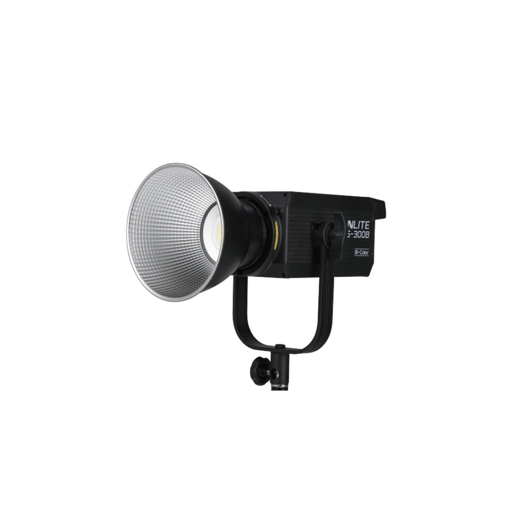 Ein schwarzer LED-Scheinwerfer mit silbernem Reflektor und Jochhalterung.