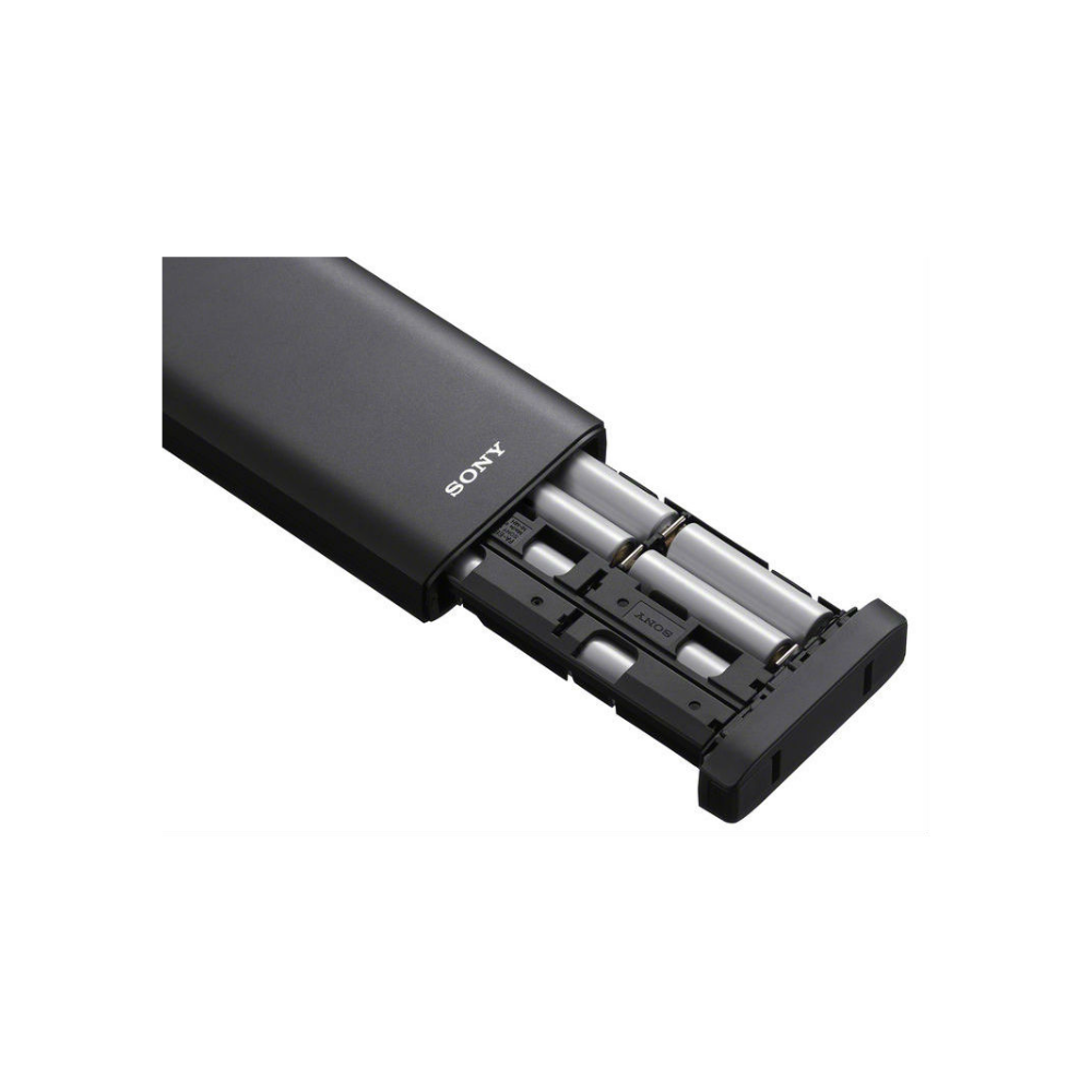 Power bank Sony con quattro batterie AA all'interno di una custodia nera. Le batterie sono disposte in due file.