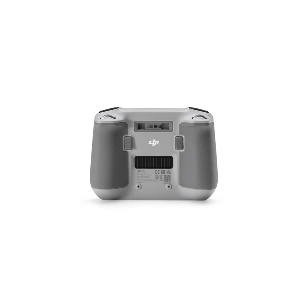 Vista trasera de un controlador DJI gris con ventilación y marcas de certificación.
