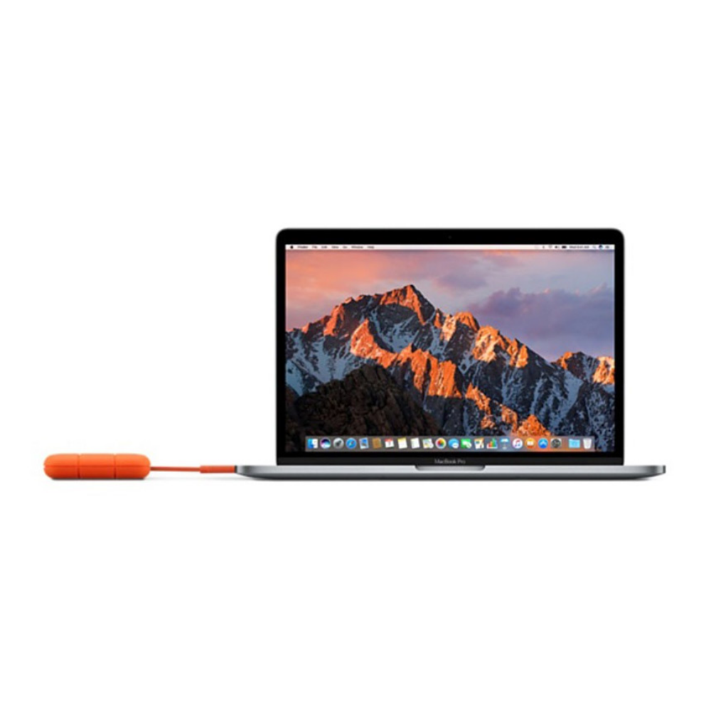 Een zilveren laptop met een berglandschap, aangesloten op een oranje externe batterij.