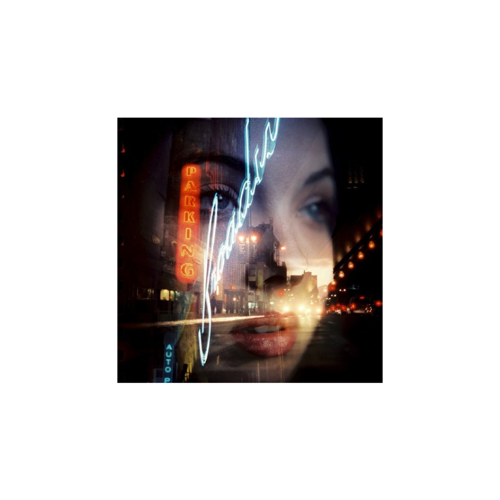 Doble exposición: Rostro de mujer sobre una calle nocturna de la ciudad con letreros de neón.