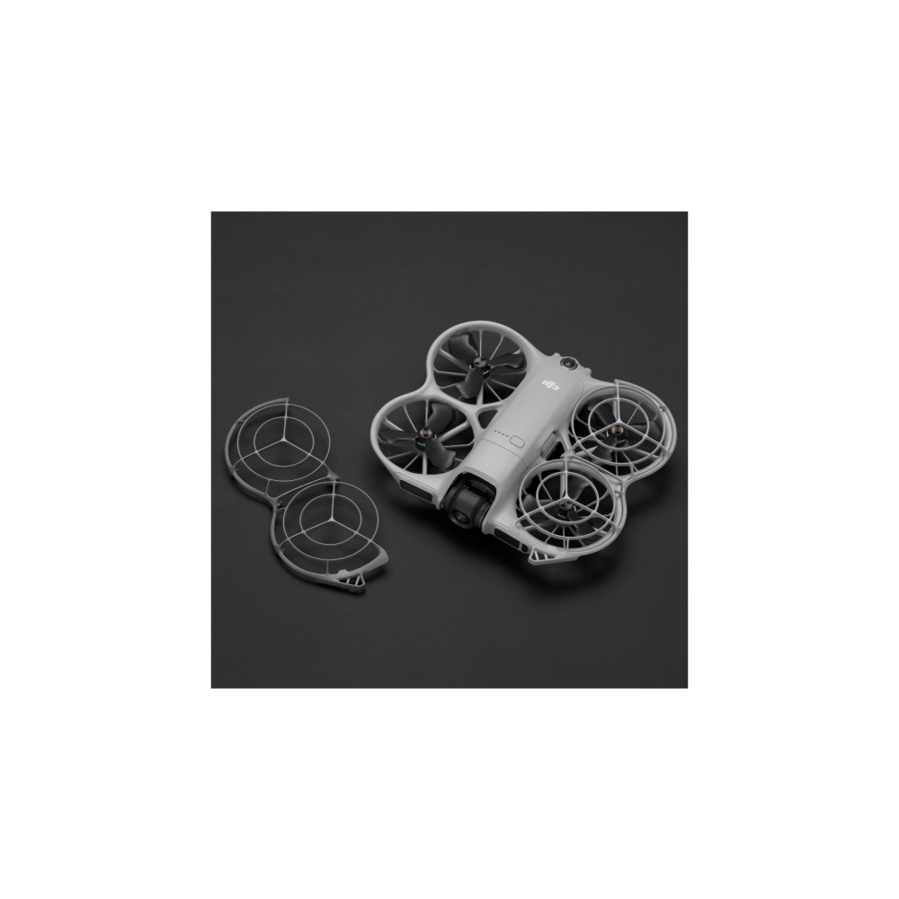 Ein graues DJI Avata Drohnenmodell und ein Propellerschutz auf schwarzem Hintergrund.