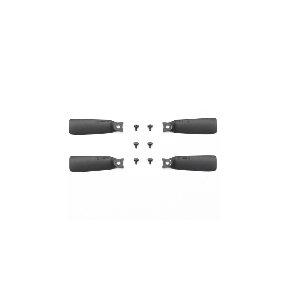 Cuatro hélices de dron negras y seis tornillos sobre fondo blanco.