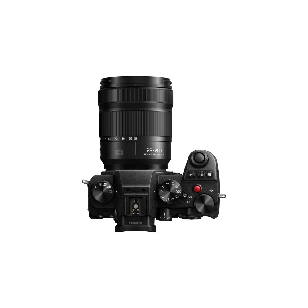 Zwarte Panasonic camera met lens, bovenaanzicht, met bedieningselementen.