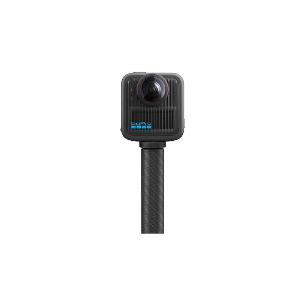 Una cámara 360 negra con logo GoPro en un mango de carbono.