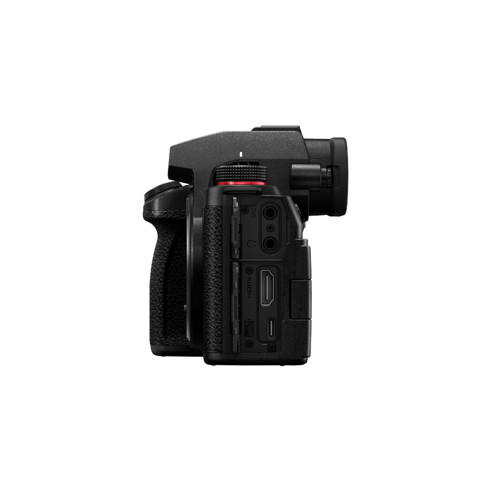 Een zwarte camera van de zijkant met poorten zoals HDMI en microfoon.