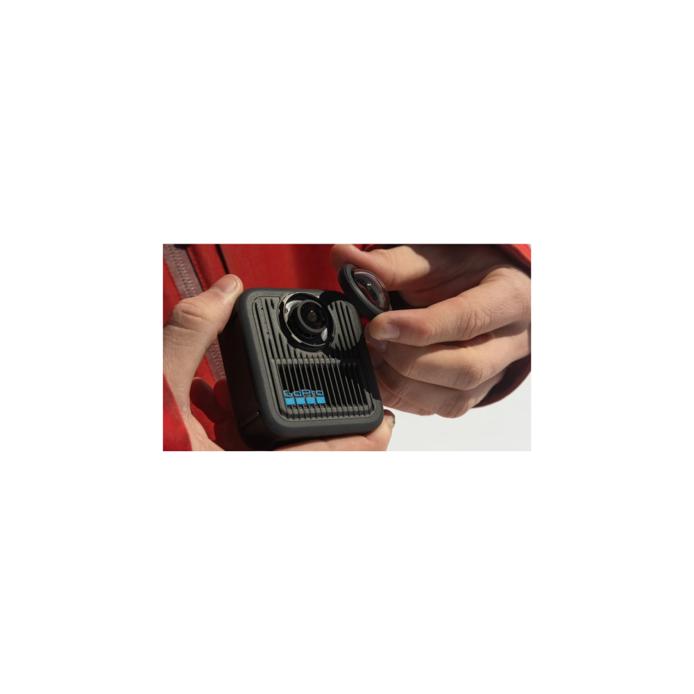 Hände wechseln GoPro Objektiv mit Lupe vor der Kamera.