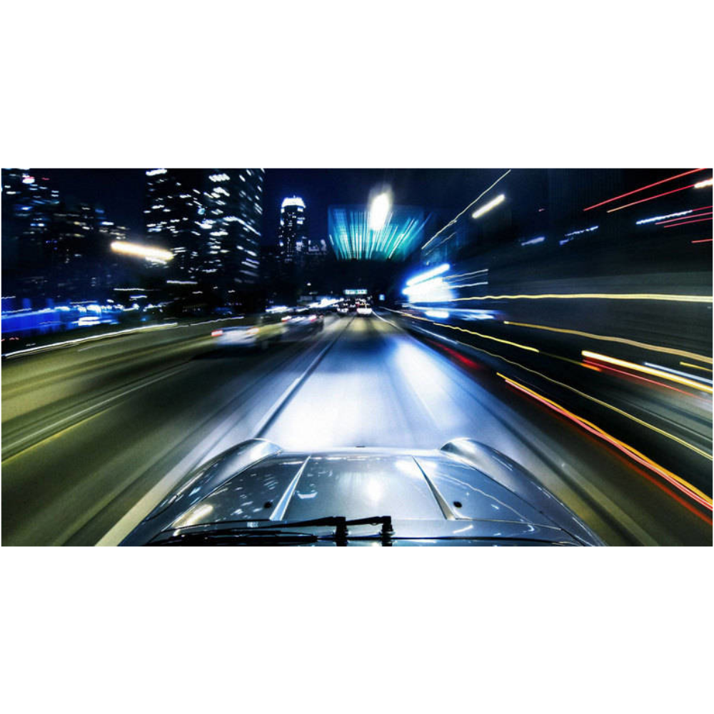 Viaje en coche nocturno por una ciudad con luces borrosas.