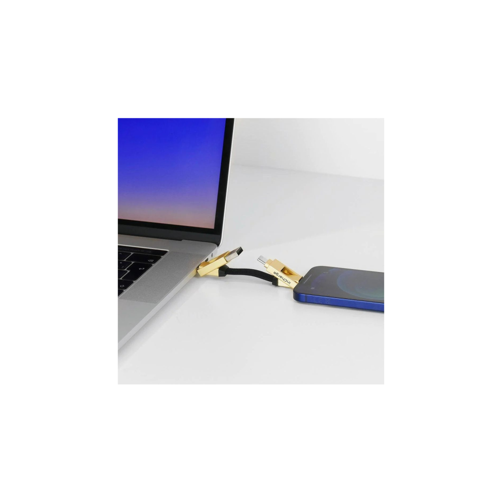 Een oplaadkabel verbindt een smartphone met een laptop.