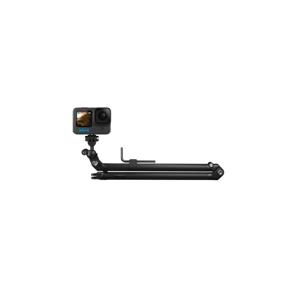 Telecamera GoPro montata su impugnatura in carbonio nero con doppio braccio estensibile.