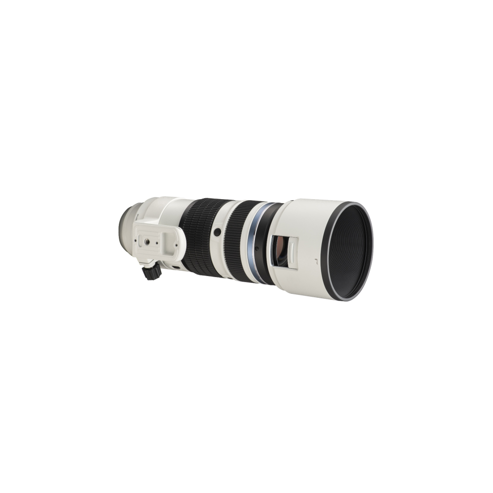 Een witte telelens voor camera met zwarte ringen en statiefbevestiging.