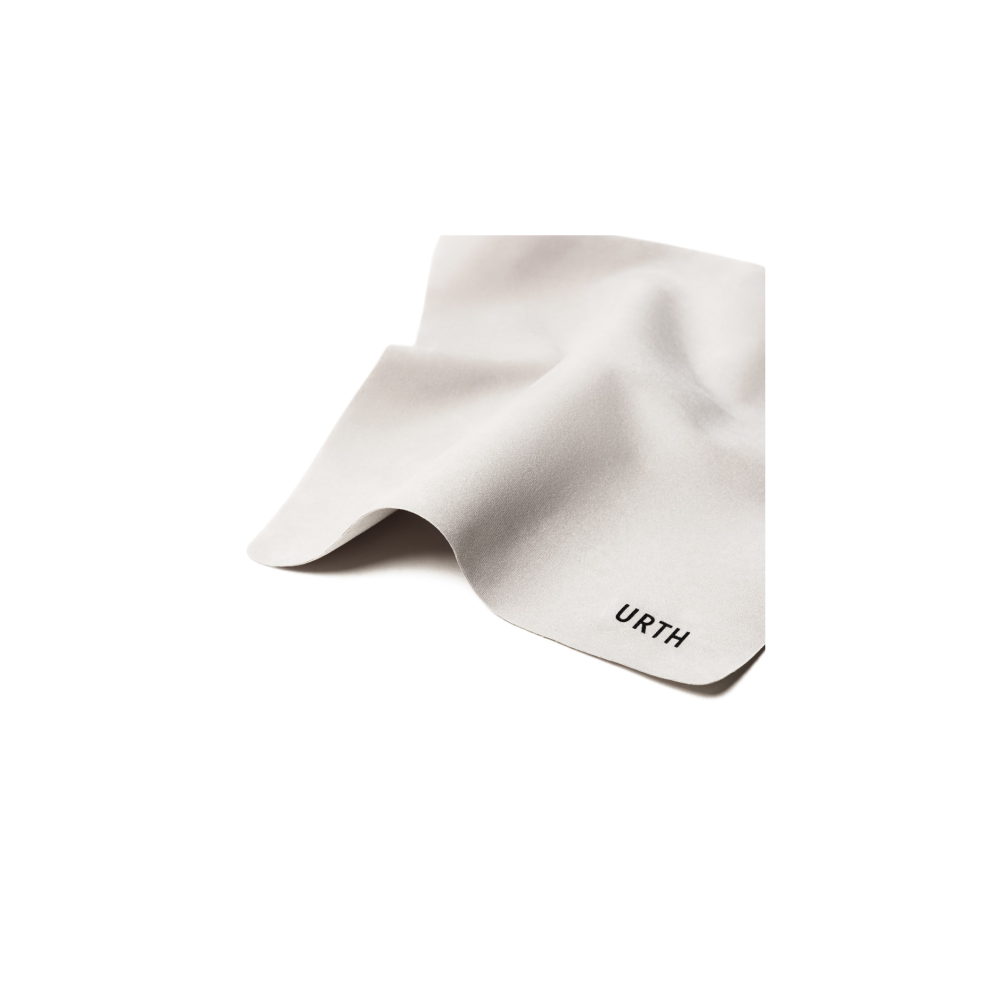 Een lichtgrijze microvezeldoek met het zwarte logo 