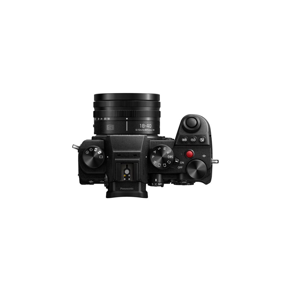 Vue de dessus d'un appareil photo Panasonic noir avec objectif 18-40 mm et commandes.
