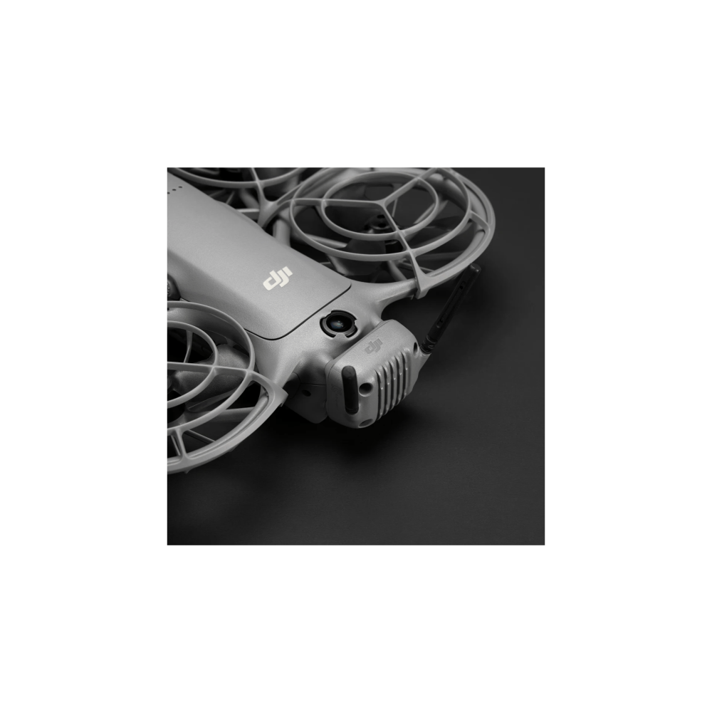 Grauer DJI Mini Drohne mit Propellerschutz und Kamera auf schwarzem Hintergrund.