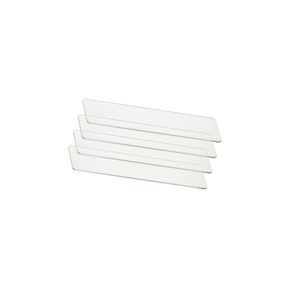 Cuatro placas de vidrio transparentes apiladas, fondo blanco.