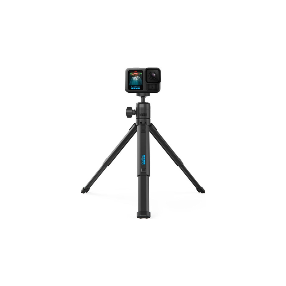 Un trípode negro para cámara GoPro con una cámara GoPro encima, sobre fondo blanco.