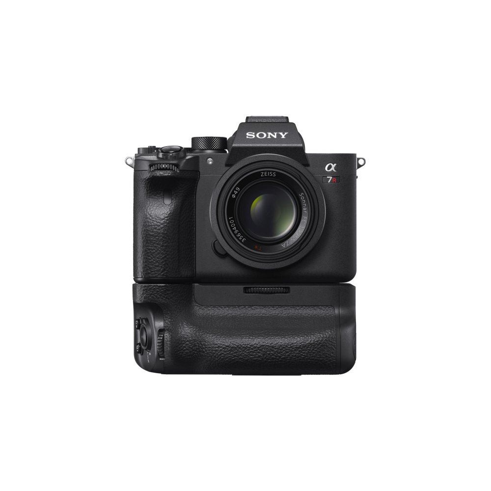 Schwarze Sony Alpha 7R Kamera mit Batteriegriff, Frontansicht.