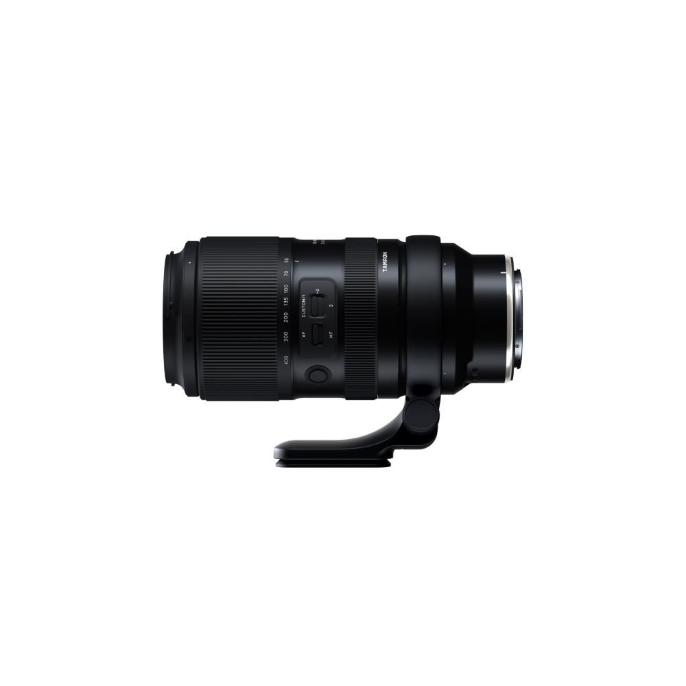 Obiettivo Tamron nero con ghiera zoom e collare per treppiede, isolato su bianco.