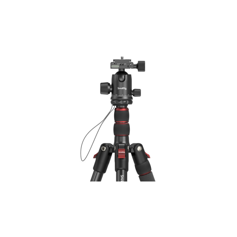 Een zwart cameratripod met rode accenten, tegen een witte achtergrond.