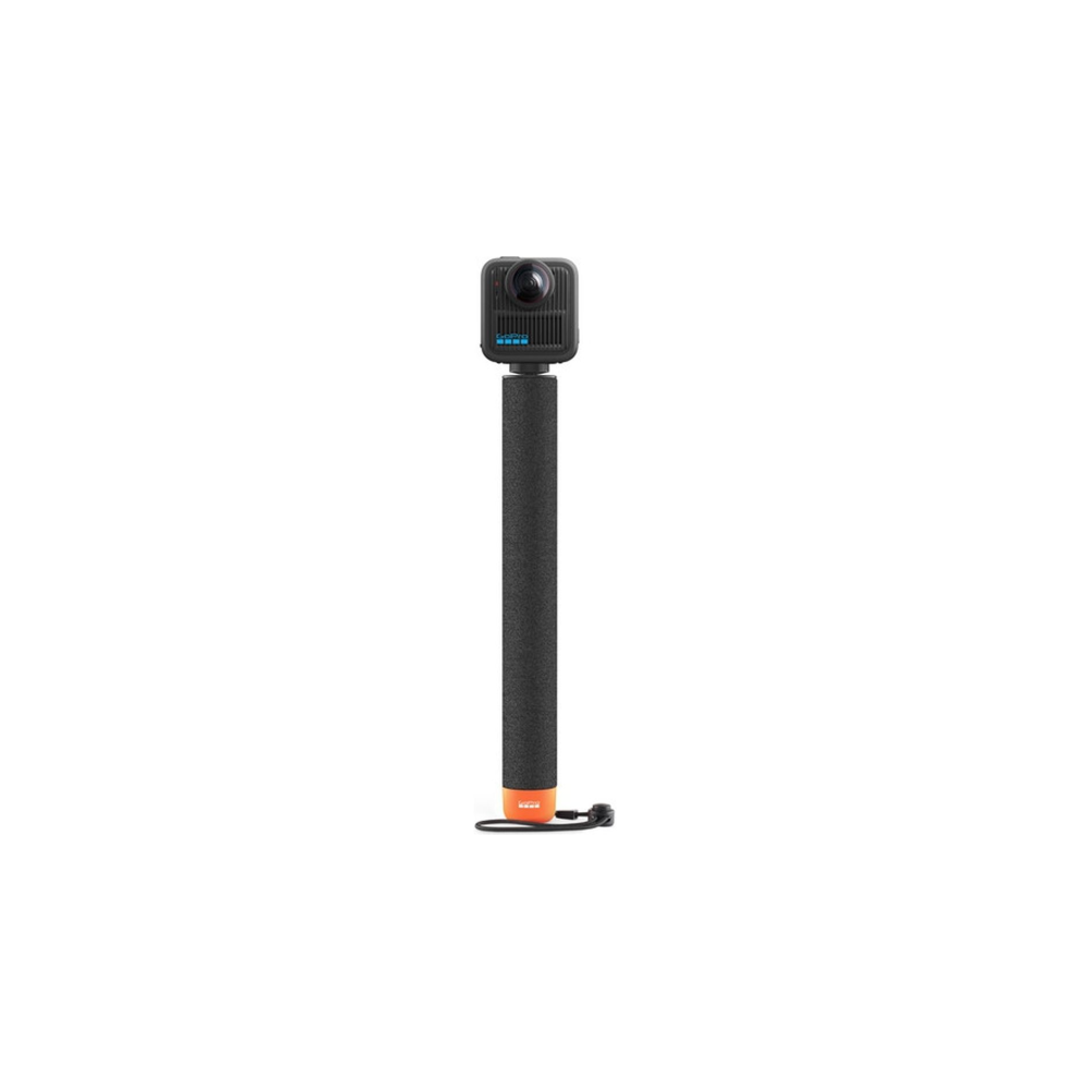 Telecamera GoPro 360 su impugnatura nera con laccetto arancione.