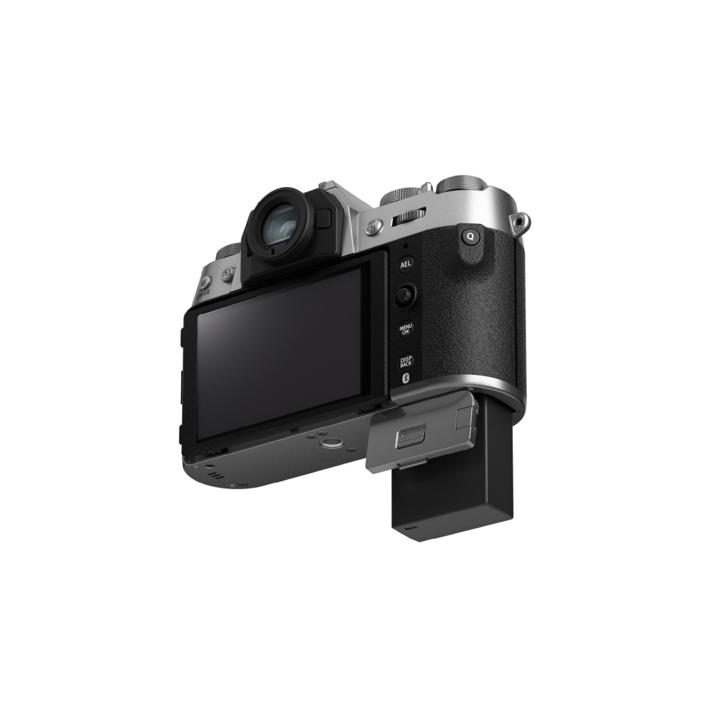 Fotocamera argento e nera con batteria estesa e schermo visibile.