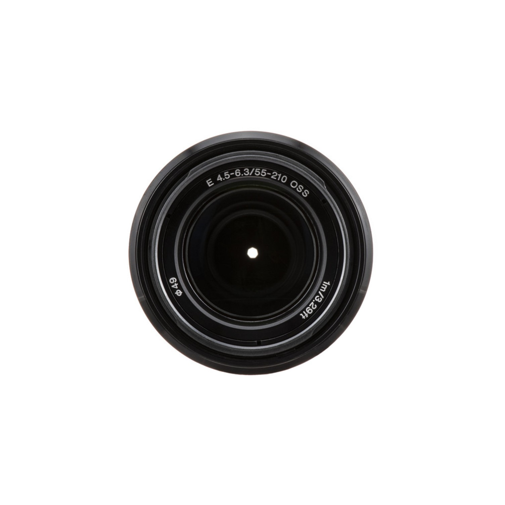 Primer plano de la lente de una cámara con marcas: 49mm, 4.5-6.3/55-210 OSS, 1m/3.29ft.
