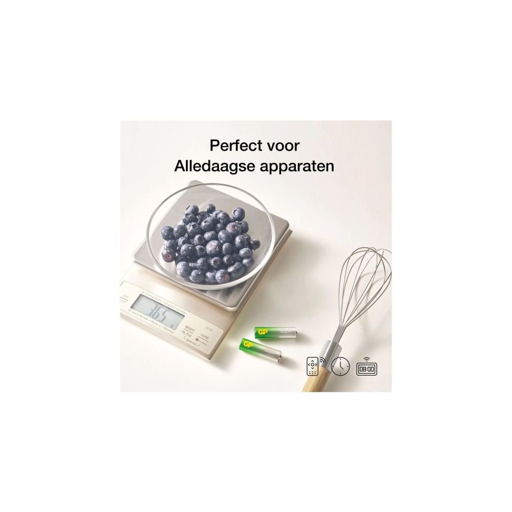 Eine Küchenwaage mit Blaubeeren, zwei Batterien und einem Schneebesen.