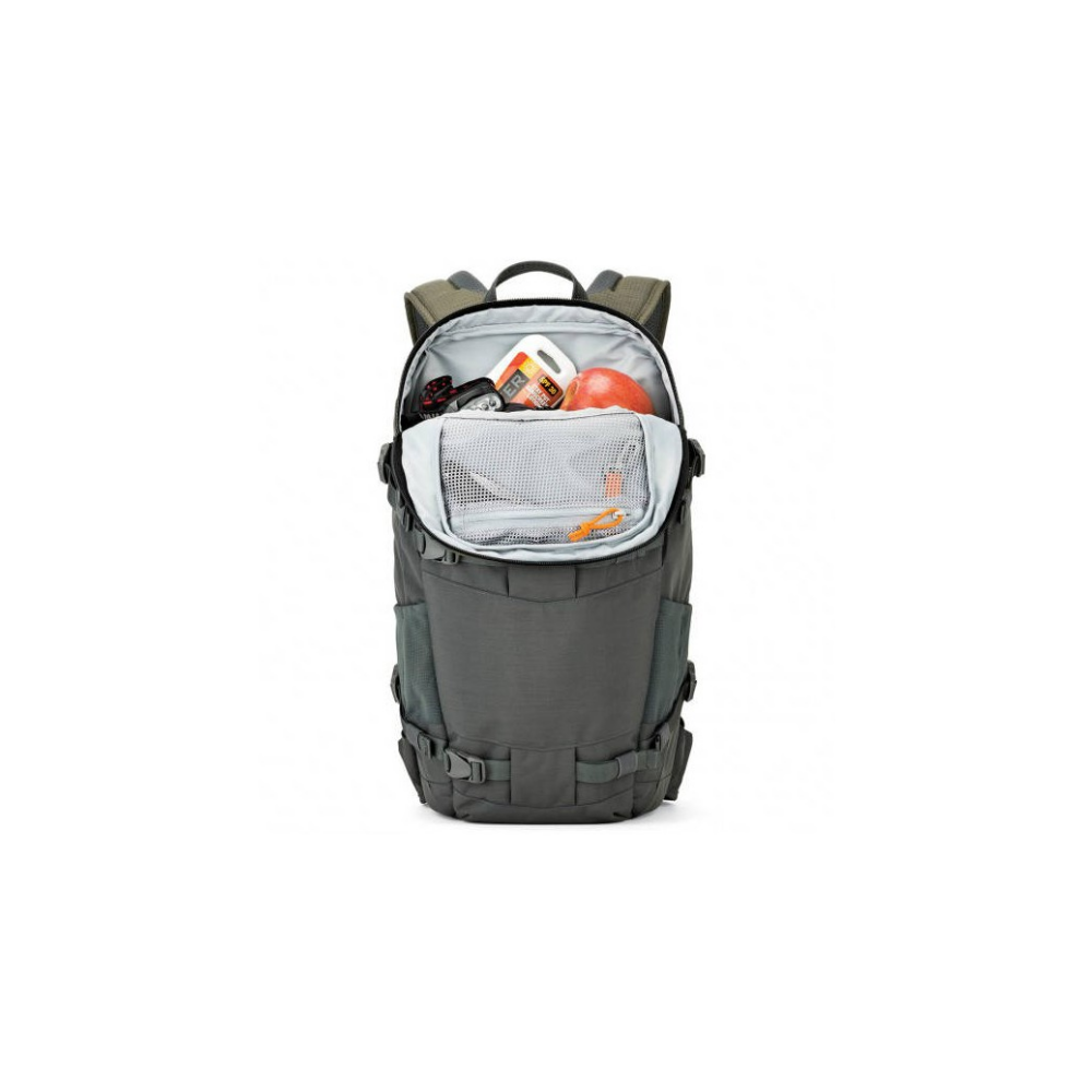 Mochila gris con compartimento principal abierto, mostrando objetos naranjas.
