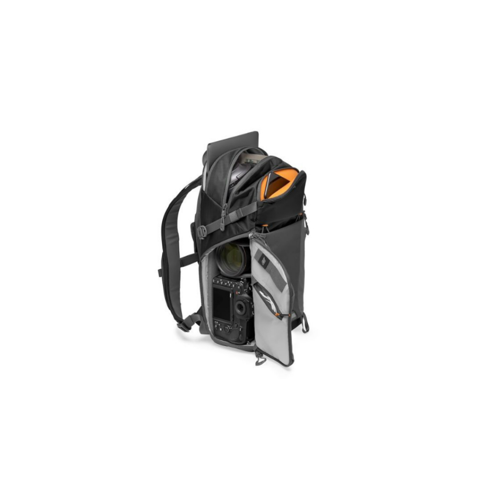 Ein schwarzer Rucksack mit offener Tasche, zeigt eine Kamera und ein Objektiv.