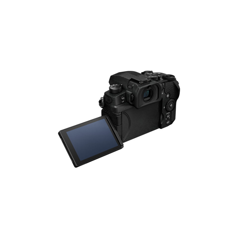 Een zwarte camera met uitklapscherm, geïsoleerd op witte achtergrond.