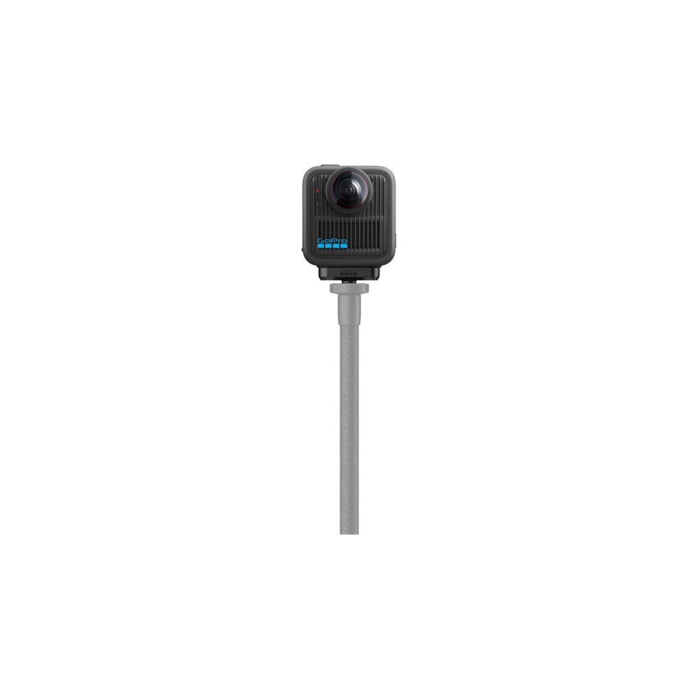 Una cámara GoPro Max 360 negra sobre un palo gris.