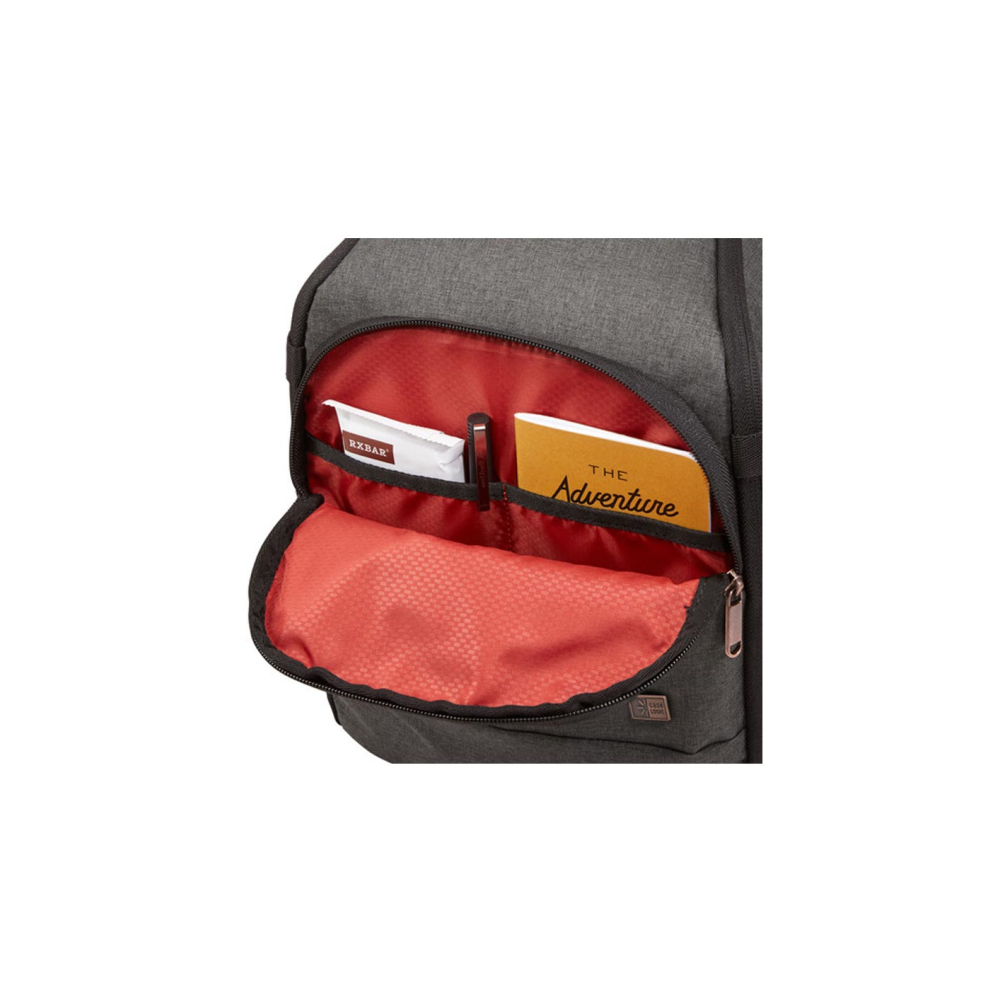Grauer Rucksack mit rotem Innenfutter. Ein Riegel, Stift und Notizbuch sind sichtbar.