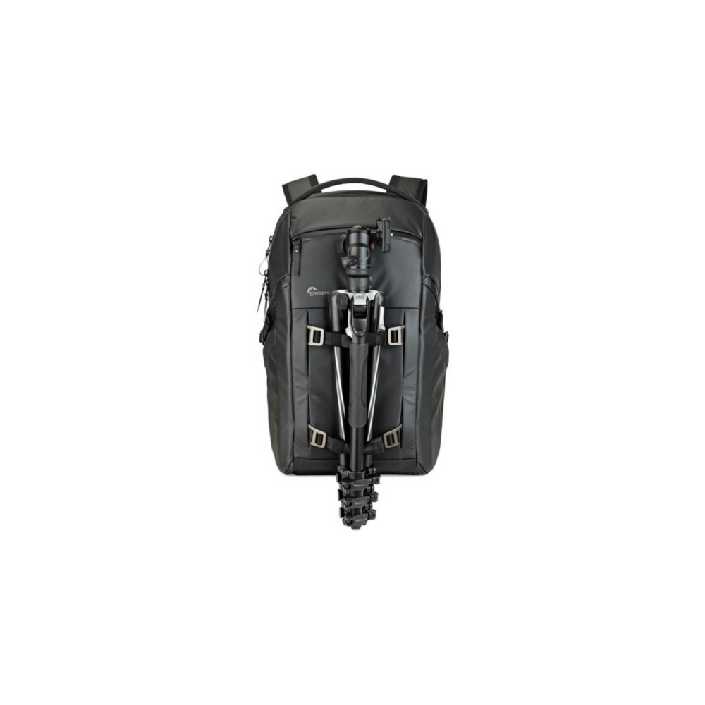 Ein schwarzer Rucksack mit einem Stativ, das vorne befestigt ist.