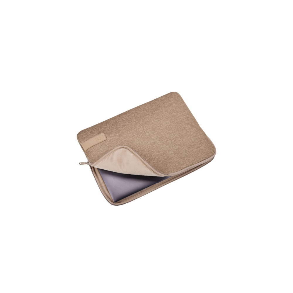 Une housse d'ordinateur portable beige zippée, partiellement ouverte révélant une doublure grise.