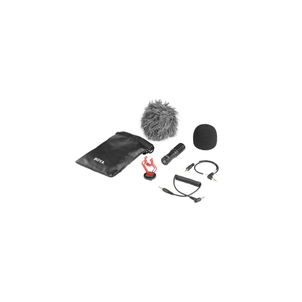 Kit de micrófono con antiviento, bolsa y cables sobre fondo blanco.
